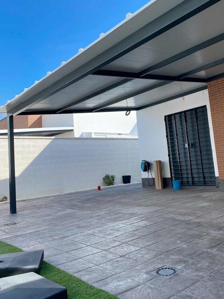 مظلات ساندوتش بانل لمواقف السيارات في الرياض